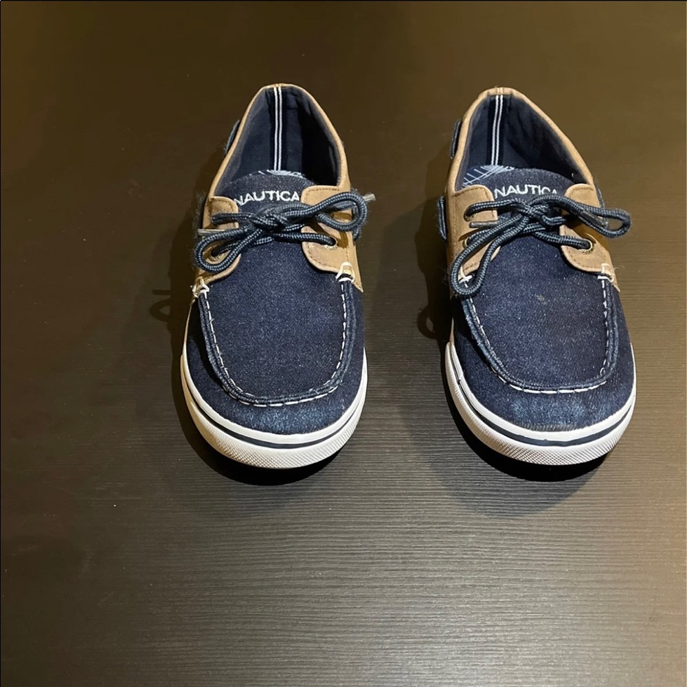 Boys Nautica boat shoes Sz 5Y